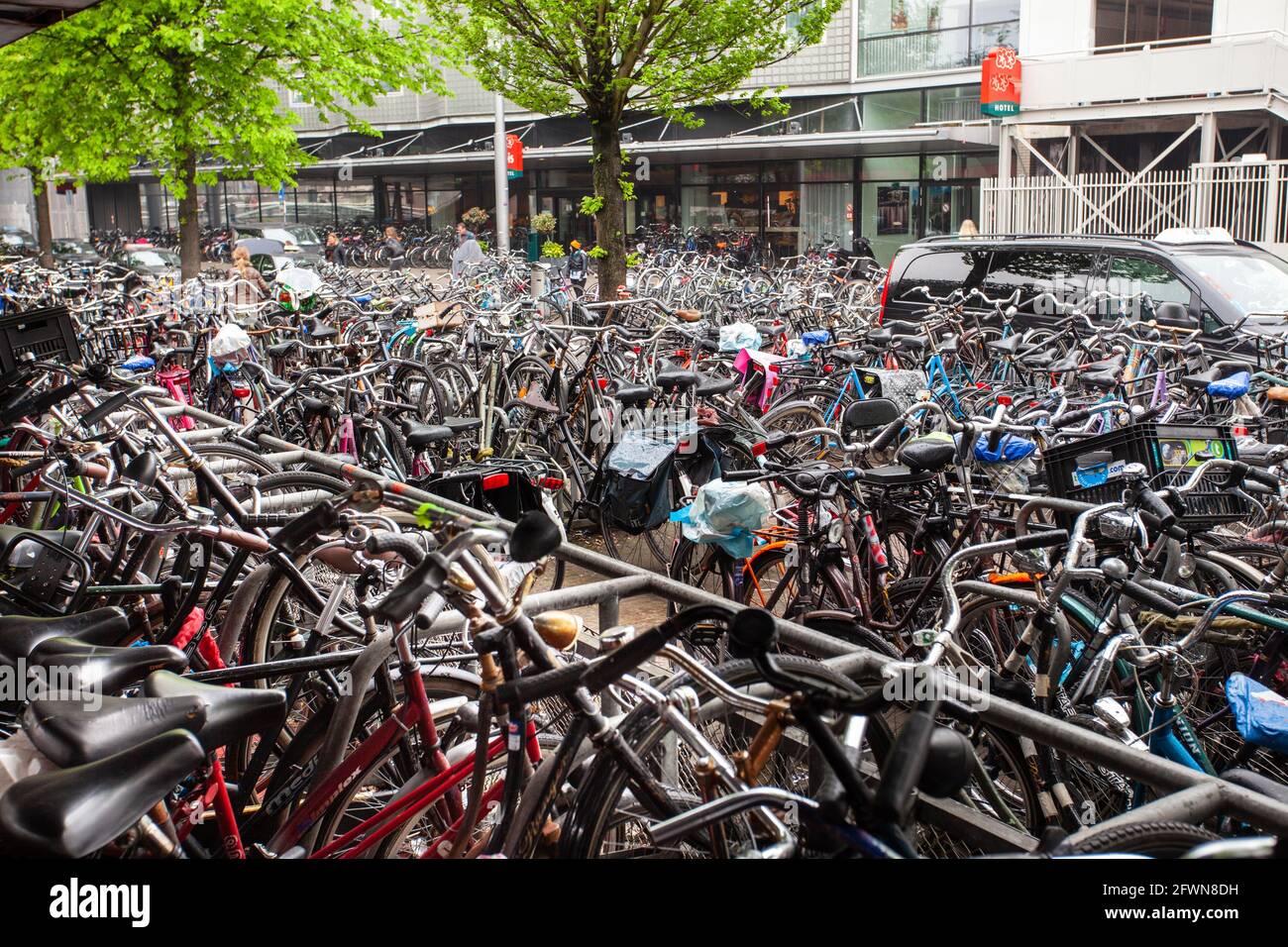 Andare in bicicletta ad Amsterdam è il mezzo di trasporto principale, un parcheggio Foto Stock