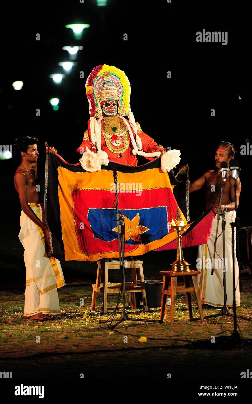 Mudijettu. Tempio del Kerala, teatro rituale, Mudijettu. Teatro rituale dai templi del Kerala, la storia delle gesta eroiche di Bhadrakala - la storia dell'omicidio del demone Darika (dārikavadham) rituale del culto della fertilità, rituale del Kerala, MUDIJETTU è probabilmente una delle più antiche tradizioni teatrali in India, foto Kazimierz Jurewicz Foto Stock