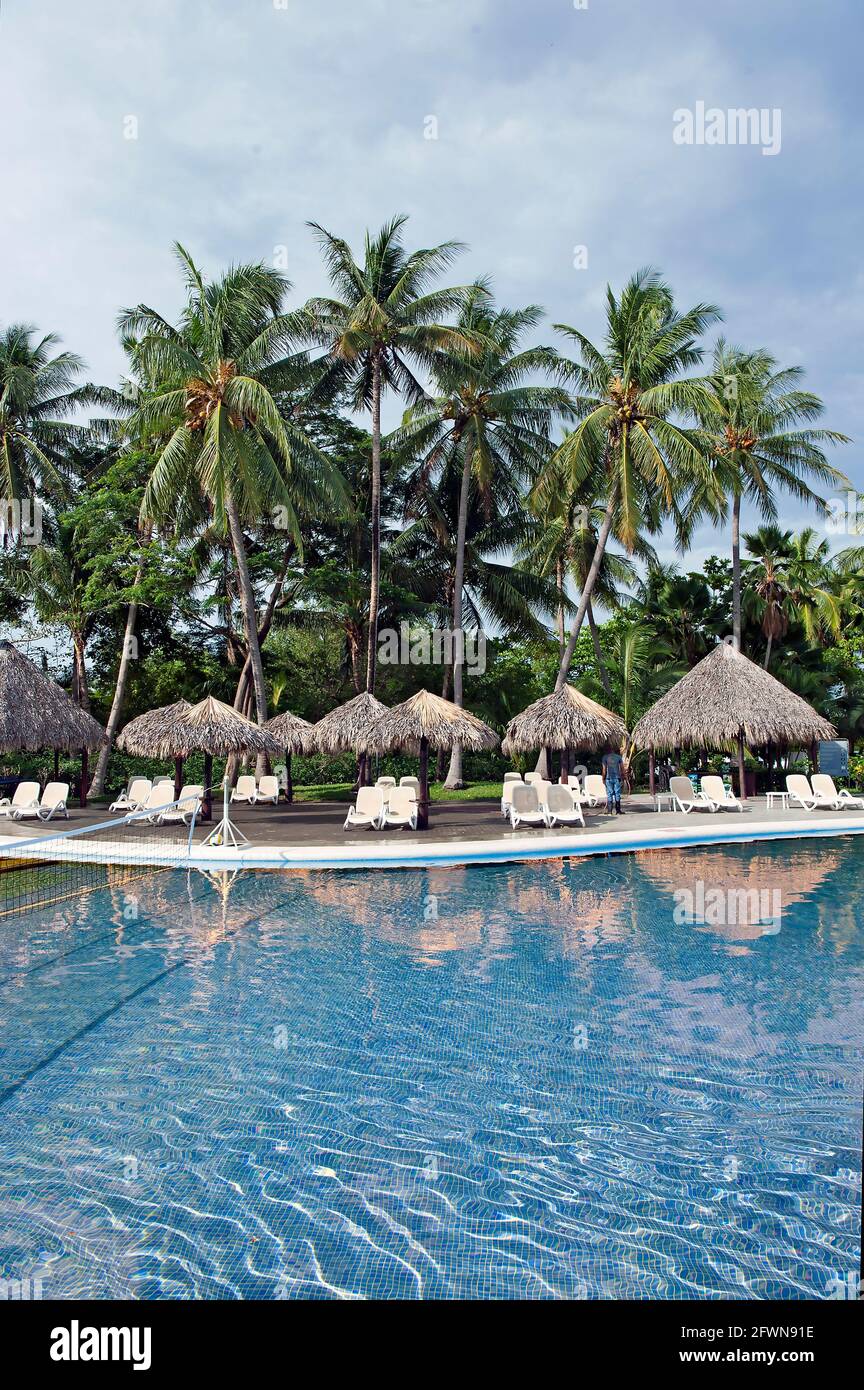Area piscina presso il resort a Tamarindo, Costa Rica, America Centrale, Foto Stock