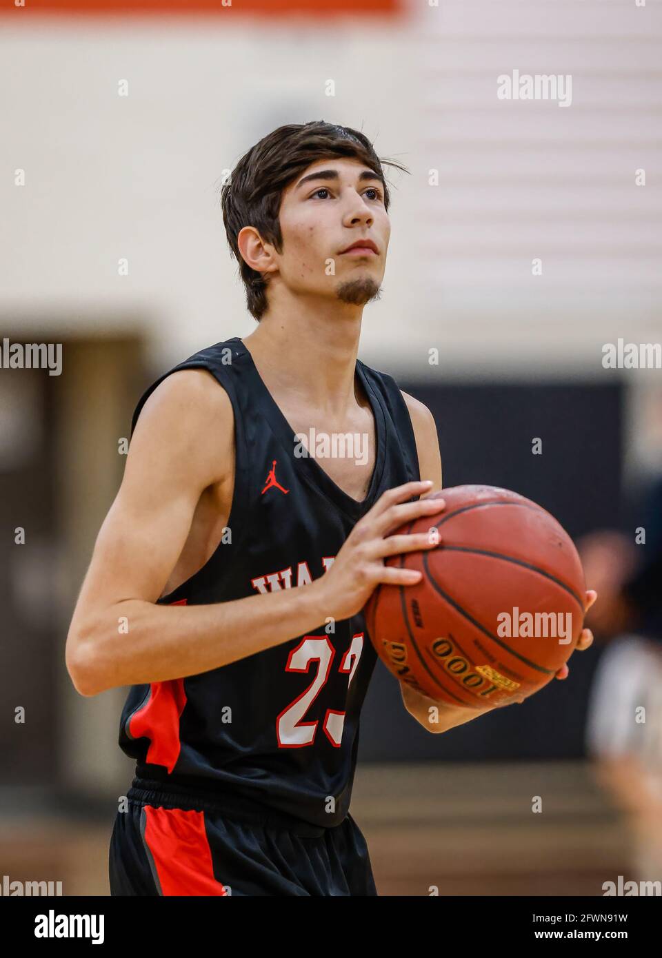 Azione di pallacanestro con Priest River vs Wallace High School a Priest River, Idaho. Foto Stock