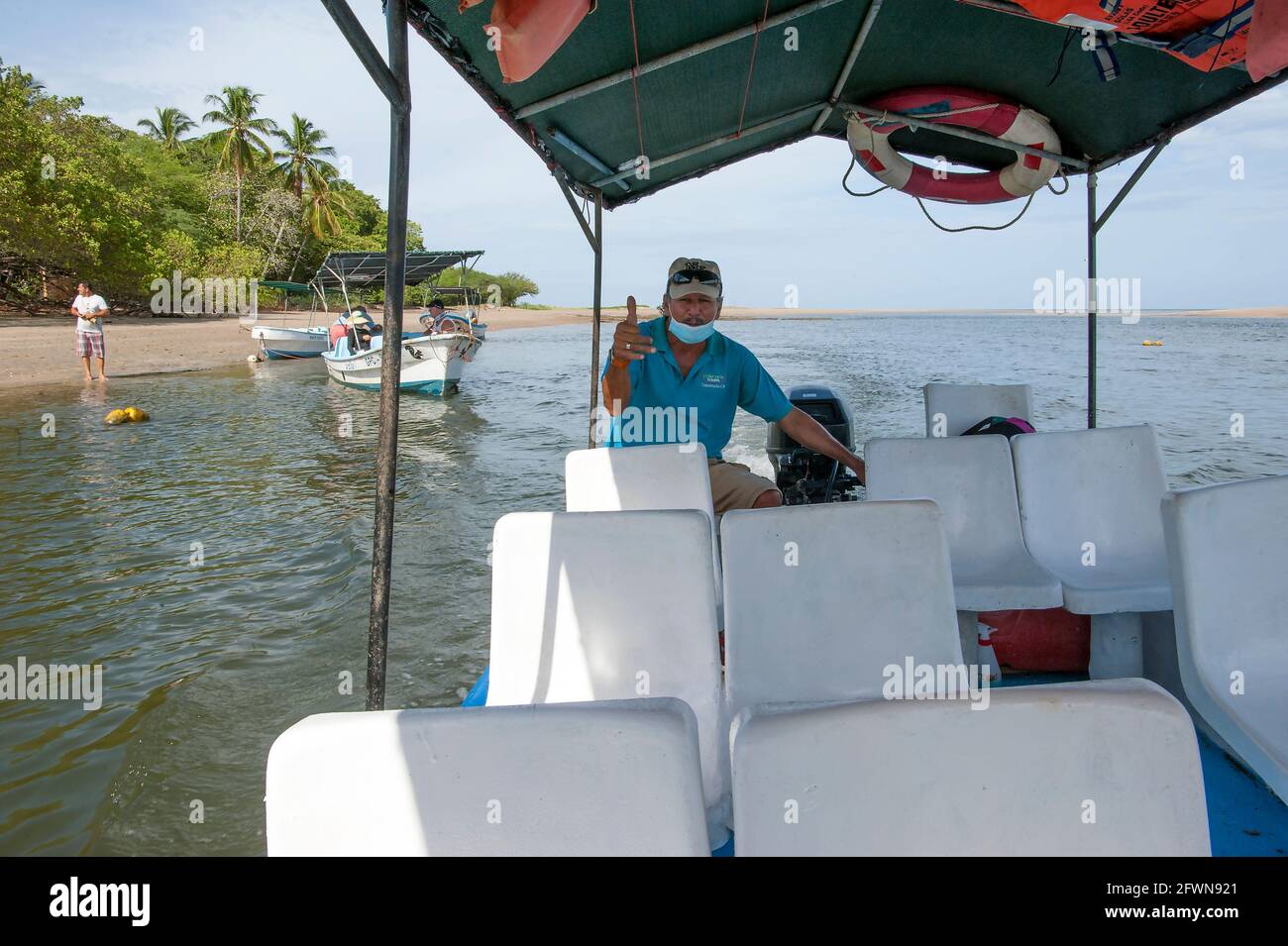 Gite in barca alla foce di un fiume nel Parco Nazionale di Tamarindo, Costa Rica Foto Stock