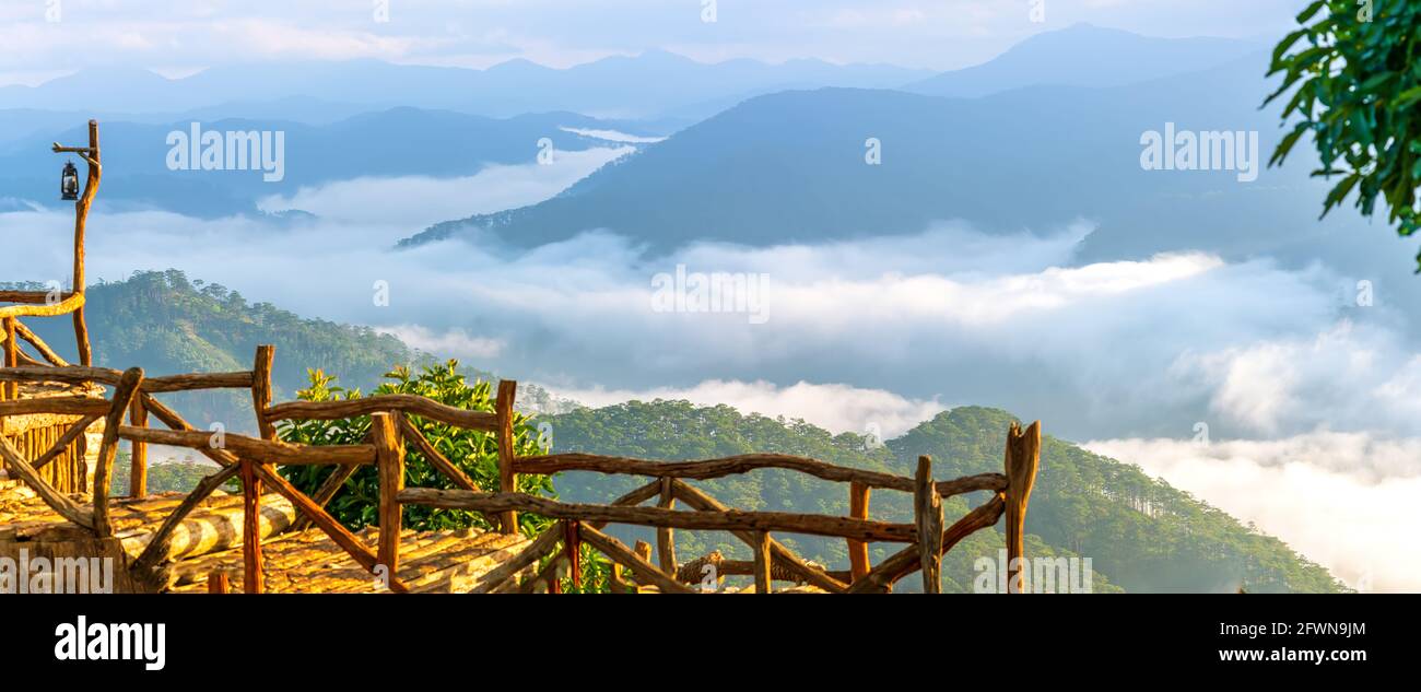 Il paesaggio mattutino nella valle delle nuvole attira i turisti a visitare, scattare foto per salutare il nuovo giorno nelle alture vicino a da Lat, Vietnam Foto Stock