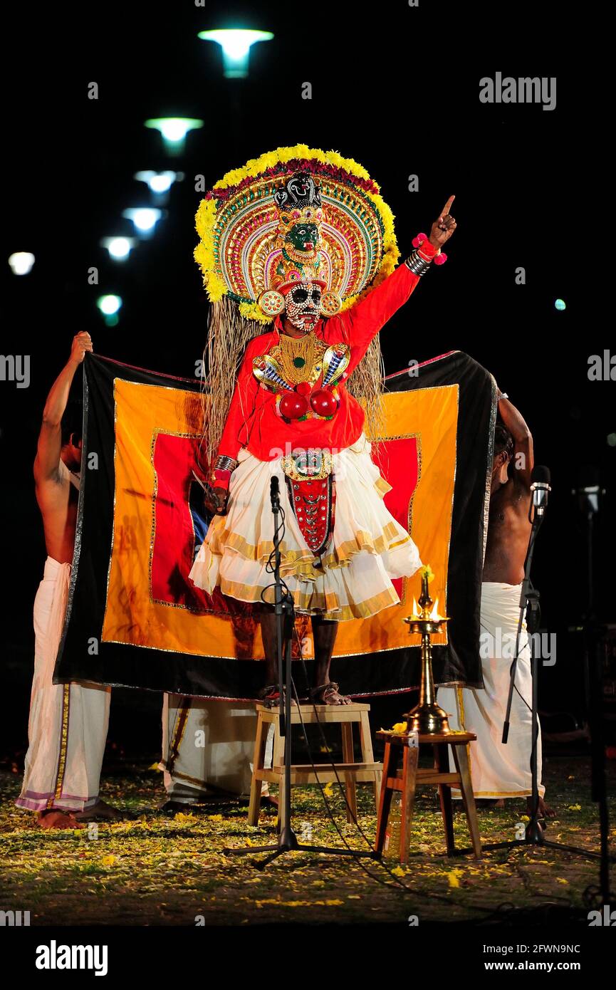 Mudijettu. Tempio del Kerala, teatro rituale, Mudijettu. Teatro rituale dai templi del Kerala, la storia delle gesta eroiche di Bhadrakala - la storia dell'omicidio del demone Darika (dārikavadham) rituale del culto della fertilità, rituale del Kerala, MUDIJETTU è probabilmente una delle più antiche tradizioni teatrali in India, foto Kazimierz Jurewicz Foto Stock