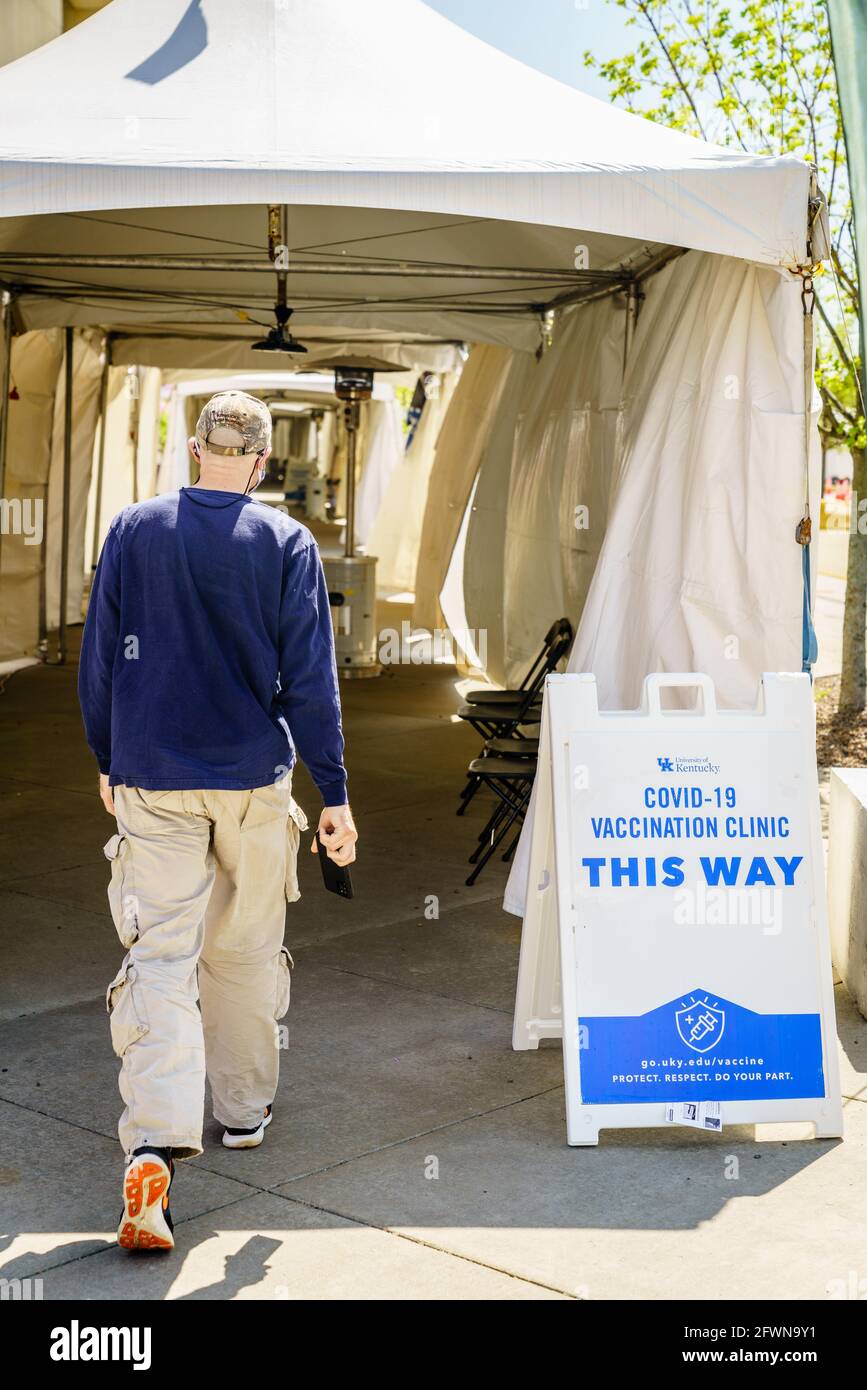 Lexington, Kentucky, 9 aprile 2021: Ingresso al centro di vaccinazione della University of Kentucky presso il Kroger Field Stadium di Lexington, Kentucky Foto Stock