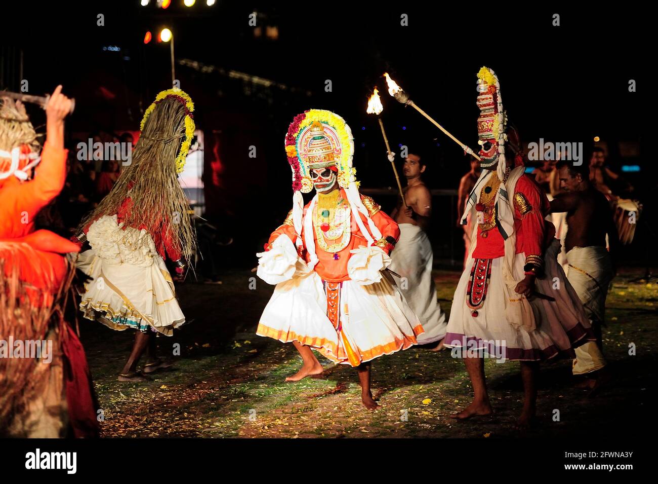 Mudijettu. Tempio del Kerala, teatro rituale, Mudijettu. Teatro rituale dai templi del Kerala, la storia delle gesta eroiche di Bhadrakala - la storia dell'omicidio del demone Darika (dārikavadham) rituale del culto della fertilità, rituale del Kerala, MUDIJETTU è probabilmente una delle più antiche tradizioni teatrali in India, foto Kazimierz Jurewicz Foto Stock