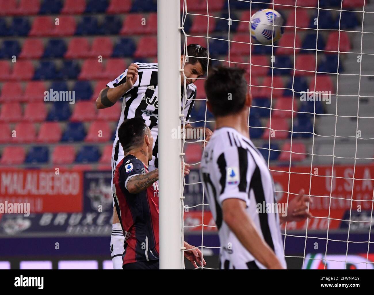 Bologna, Italia. 23 maggio 2021. Alvaro Morata di Juventus segna il suo gol durante una partita di calcio tra Bologna e Juventus a Bologna, 23 maggio 2021. Credit: Federico Tardito/Xinhua/Alamy Live News Foto Stock