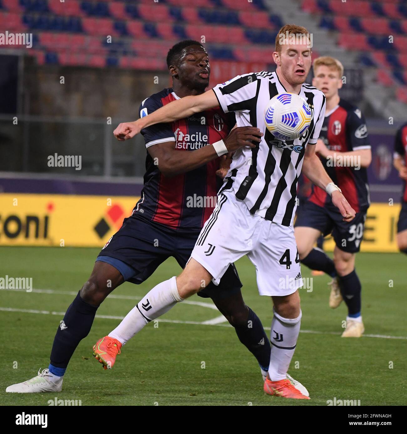 Bologna, Italia. 23 maggio 2021. Dejan Kulusevski (R) di Juventus viaggerà con l'Adama Soumaoro di Bologna durante una partita di calcio tra Bologna e Juventus a Bologna, 23 maggio 2021. Credit: Federico Tardito/Xinhua/Alamy Live News Foto Stock