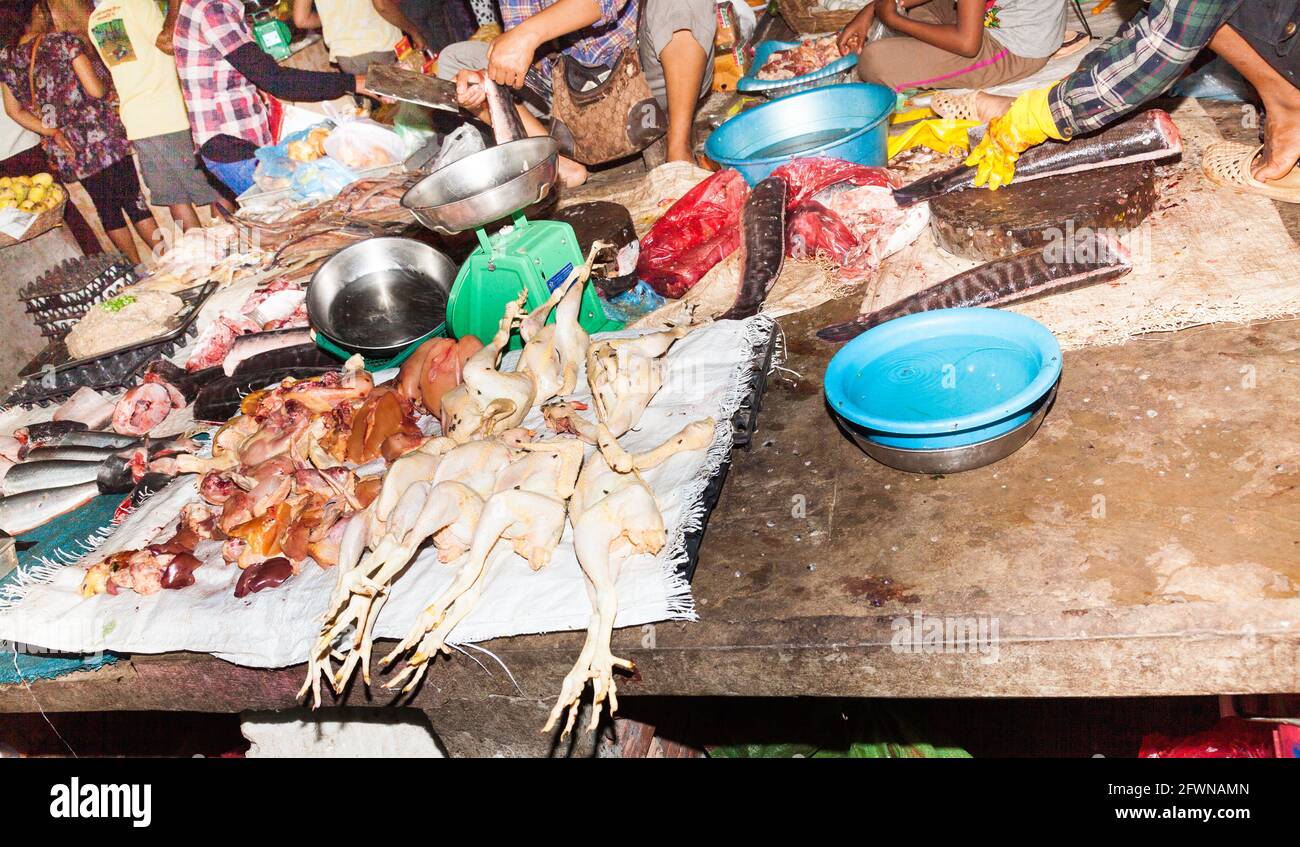 mercato asiatico della carne di fronte ai occidentali Foto Stock