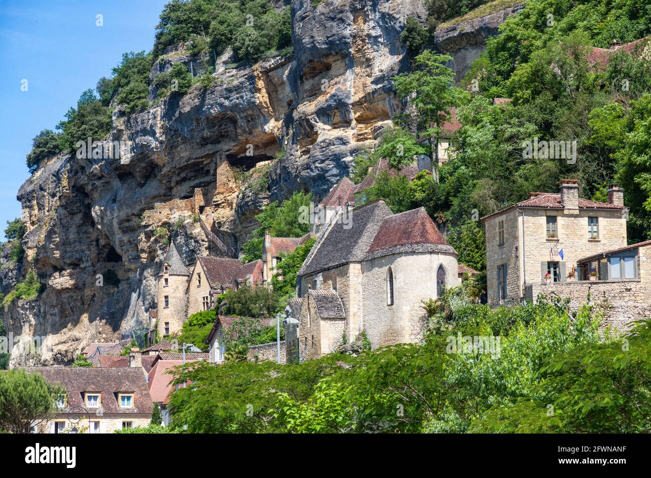 Il villaggio di la Roque-Gageac, classificato tra i più bei villaggi di Francia, è situato tra le scogliere e la Dordogna. Foto Stock