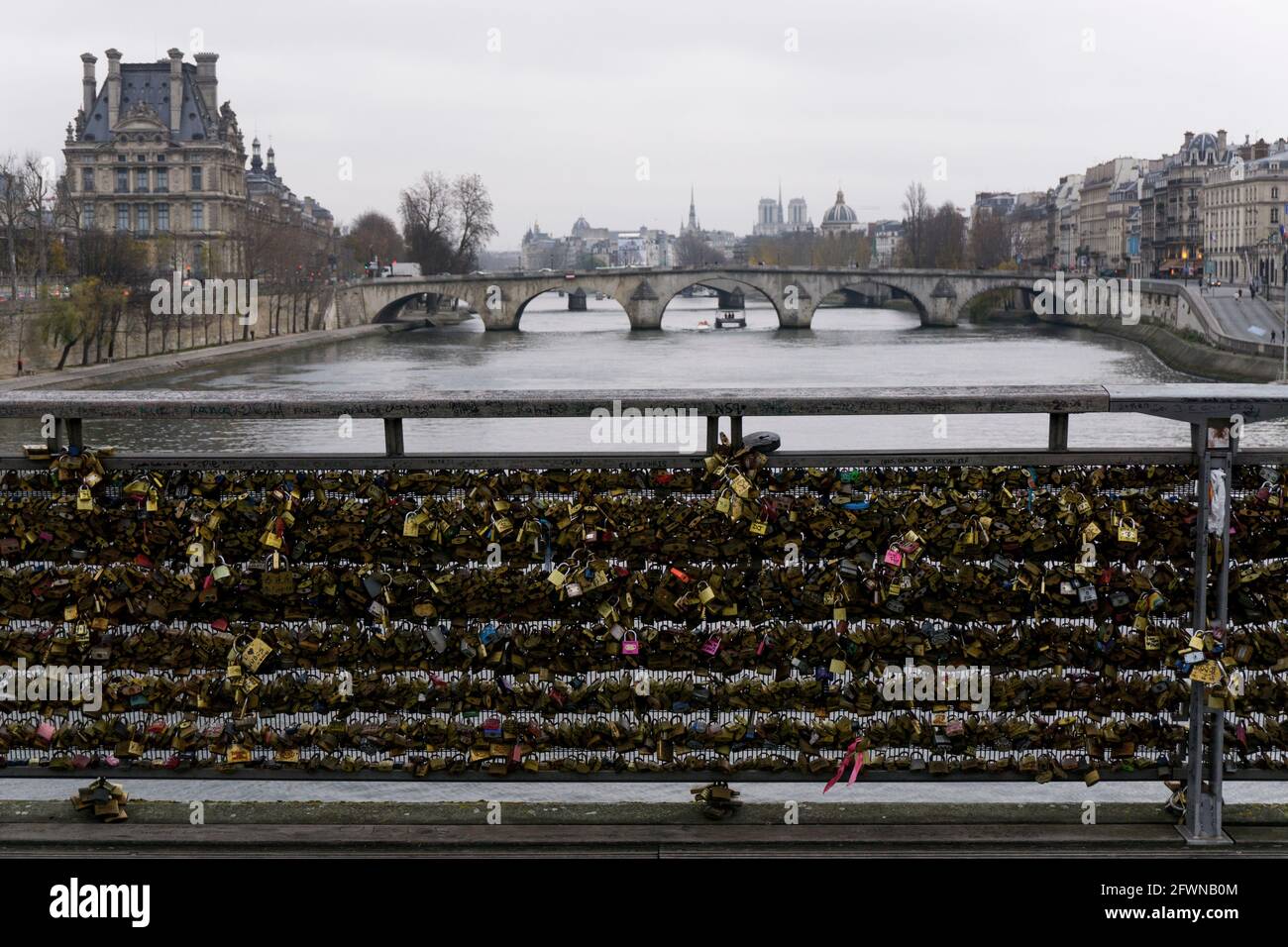 Parigi, Francia. Fiume Senna durante l'inverno Foto Stock