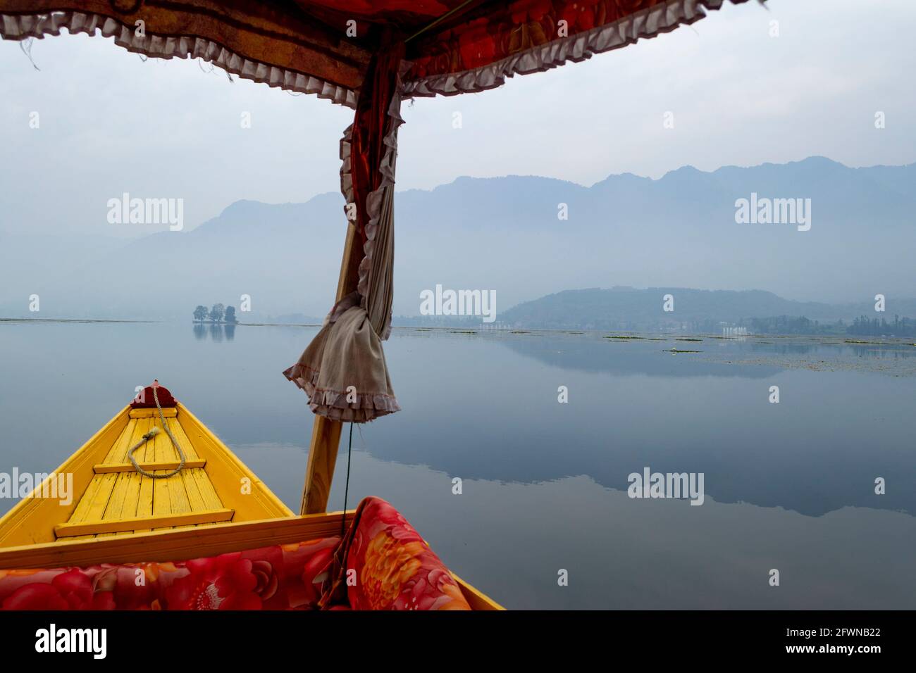 Srinagar, India. Shikara galleggia sul lago dal Foto Stock