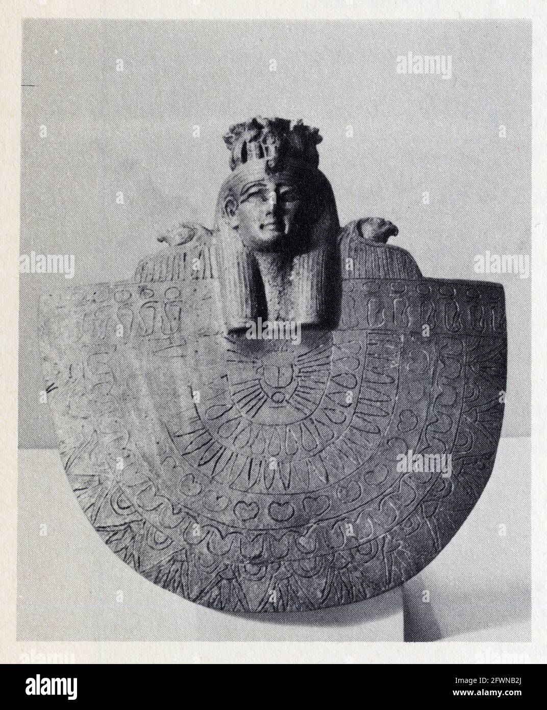 Un Aegis di bronzo con la testa della dea Iside che indossa una corona di uraei e fiancheggiata da due teste falcone che rappresentano Horus.from Sakkara Foto Stock