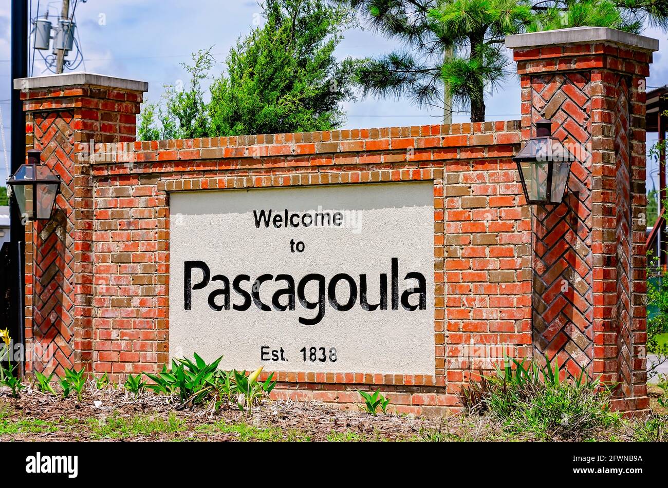Un cartello sull'autostrada 90 dà il benvenuto ai visitatori di Pascagoula, 22 maggio 2021, a Pascagoula, Mississippi. Foto Stock