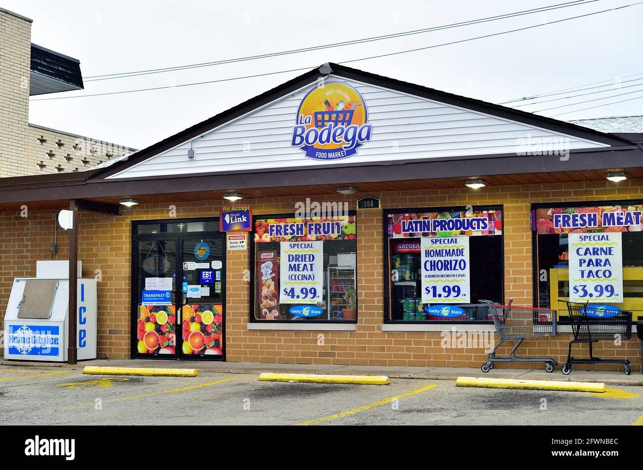 Chicago, Illinois, Stati Uniti d'America. Un locale bodega sul lato nord-ovest di Chicago nella Jefferson Park quartiere. Foto Stock Chicago, Illinois, Stati Uniti d'America. Un locale bodega sul lato nord-ovest di Chicago nella Jefferson Park quartiere. Foto Stock