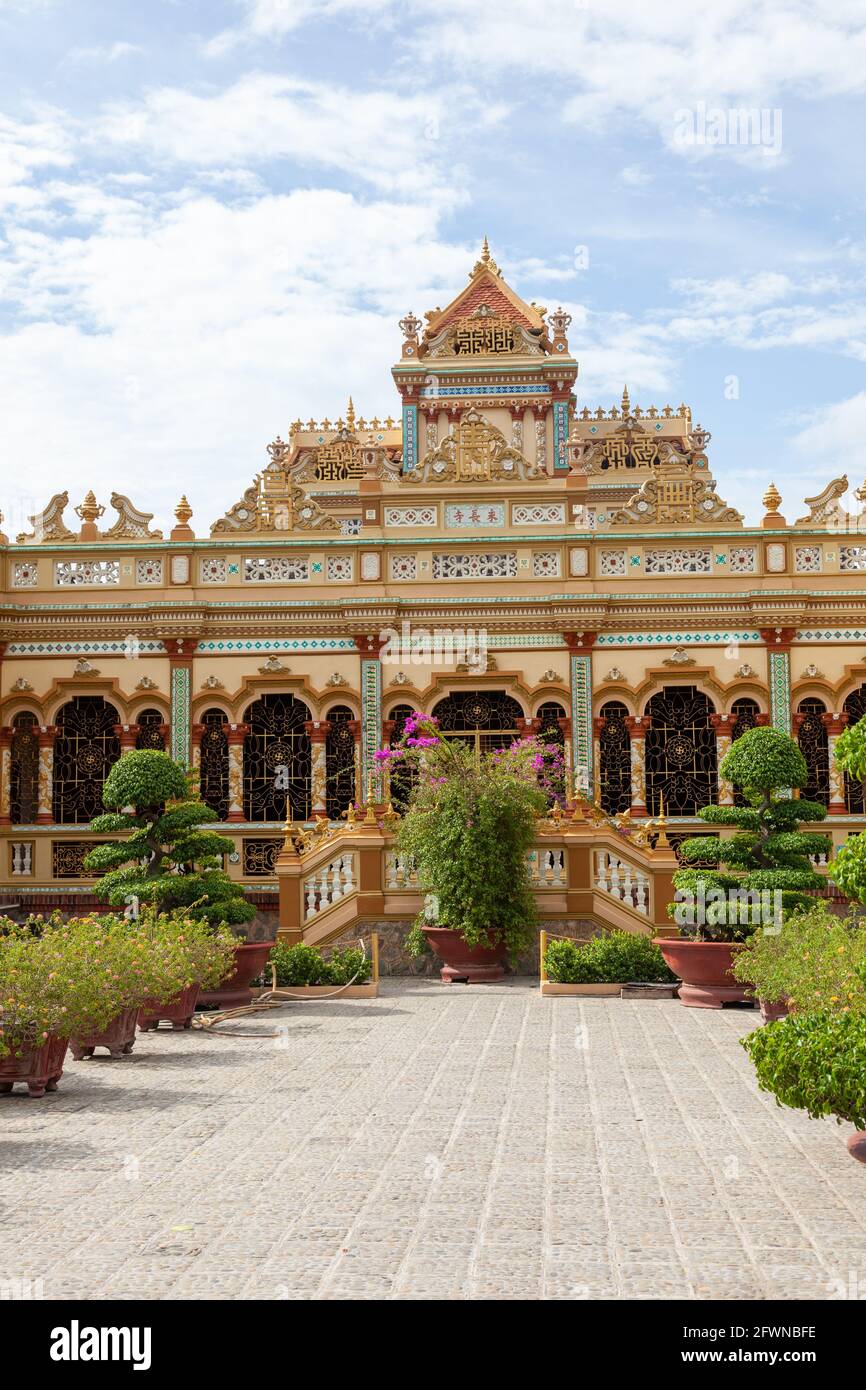 Vĩnh Tràng Chùa è un tempio buddista vicino a Mỹ Tho, nella regione del delta del Mekong, nel Vietnam meridionale. È uno dei templi più conosciuti della regione Foto Stock