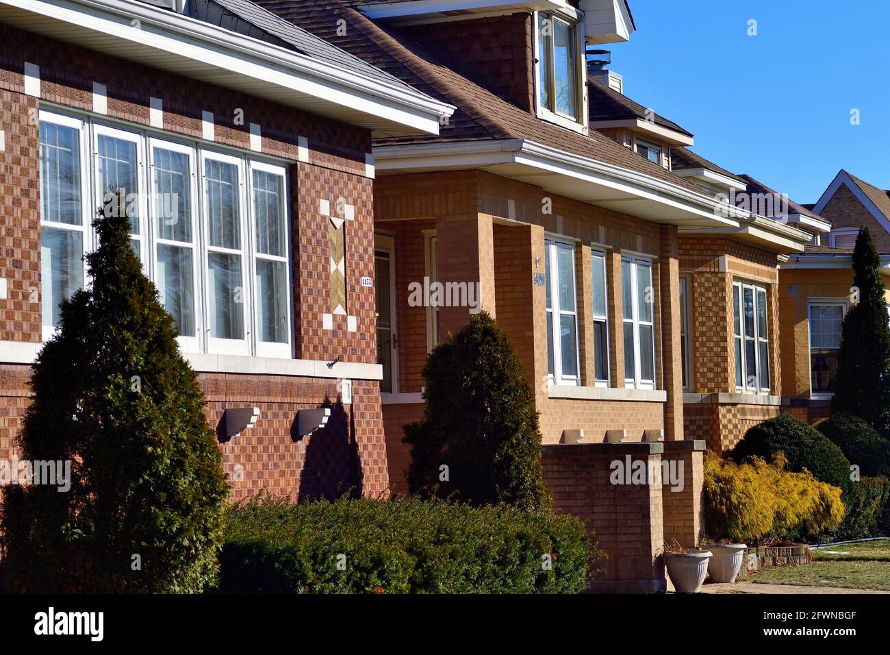 Chicago, Illinois, Stati Uniti. Chicago, Illinois, Stati Uniti. Case in stile bungalow in mostra nel quartiere ordinato e di lusso di Jefferson Park. Foto Stock Chicago, Illinois, Stati Uniti. Chicago, Illinois, Stati Uniti. Case in stile bungalow in mostra nel quartiere ordinato e di lusso di Jefferson Park. Foto Stock