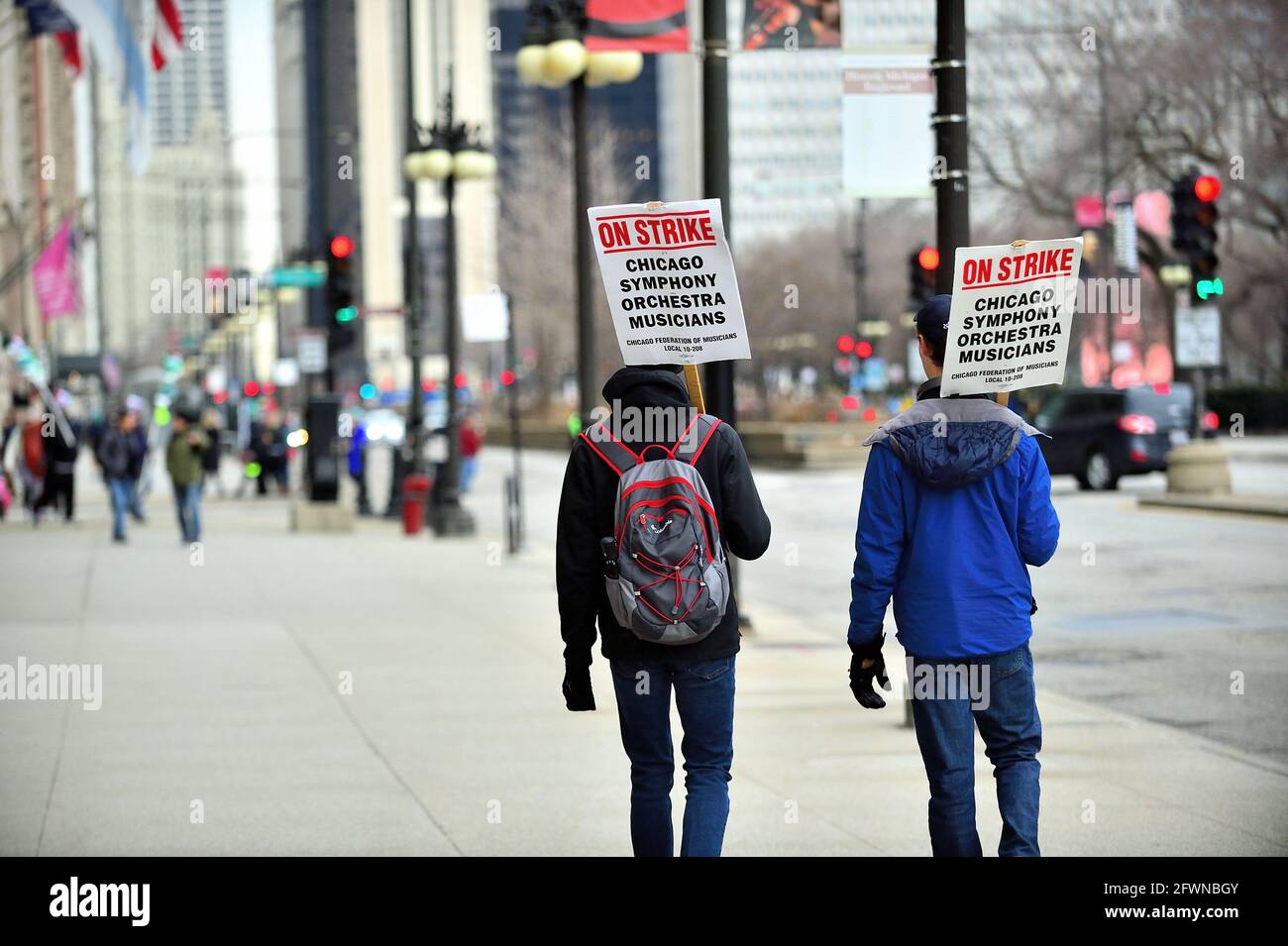 Chicago, Illinois, Stati Uniti. I musicisti Union camminano su una linea di picket di fronte alla Symphony Hall su Michigan Avenue nel centro di Chicago. Foto Stock