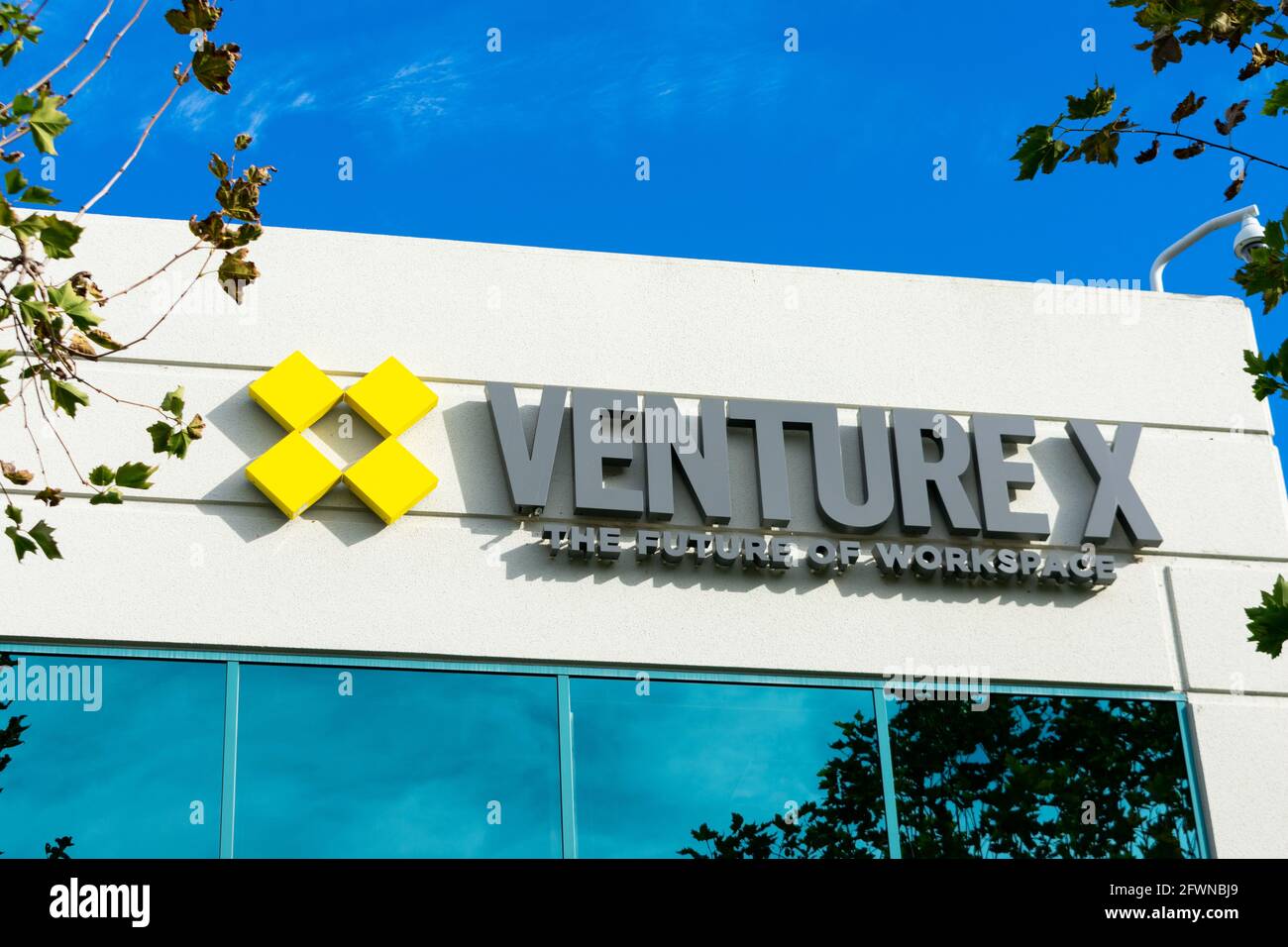 Venture X, il futuro dello spazio di lavoro, segno sulla facciata di un campus professionale di lavoro con spazio ufficio privato e spazio ufficio condiviso - piacevole Foto Stock