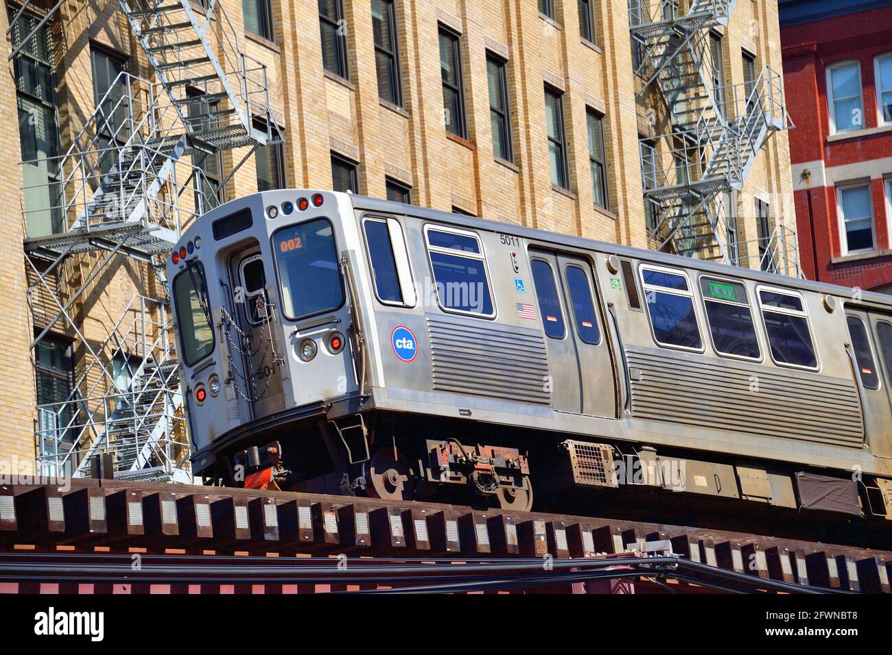 Chicago, Illinois, Stati Uniti. Un treno di transito rapido CTA Green Line che entra nel Chicago Loop a Wabash Avenue. Foto Stock