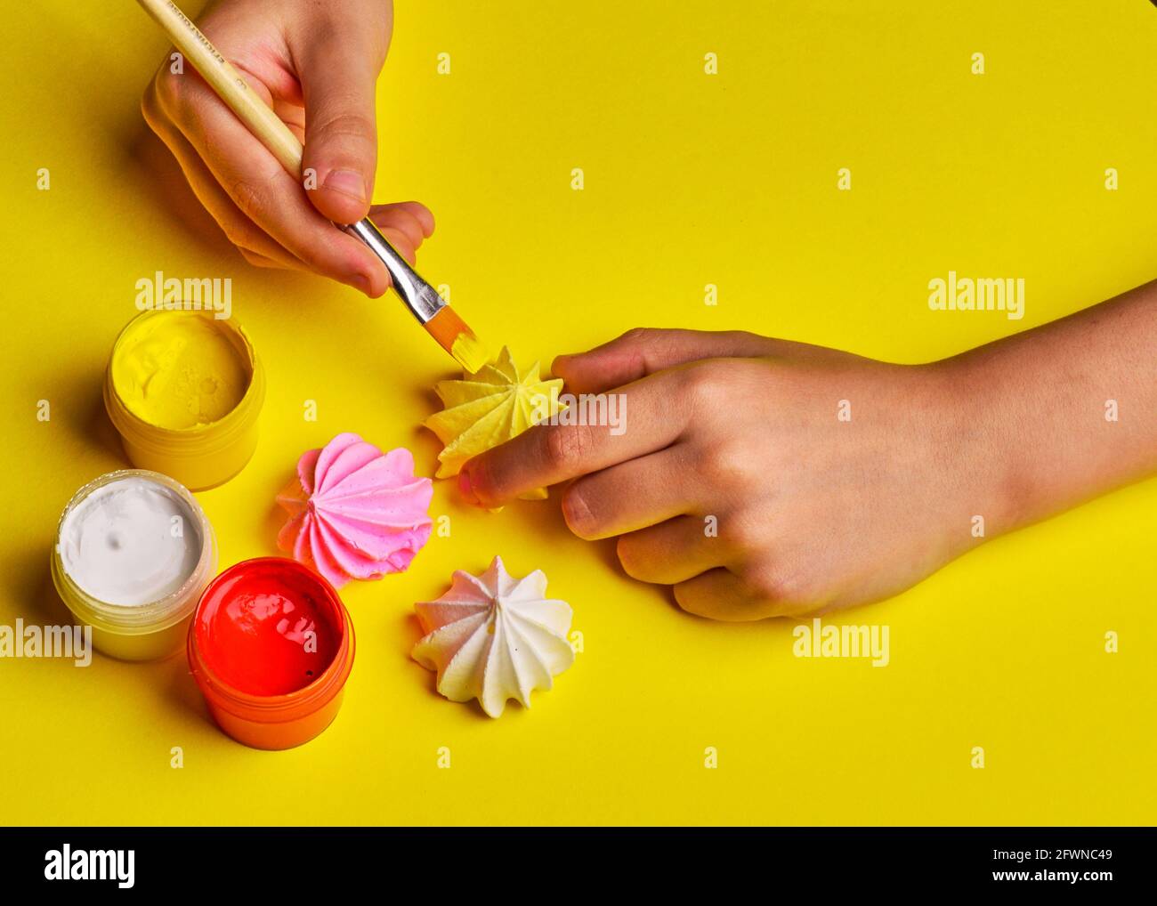 vernice bianca e rossa su fondo giallo Foto Stock