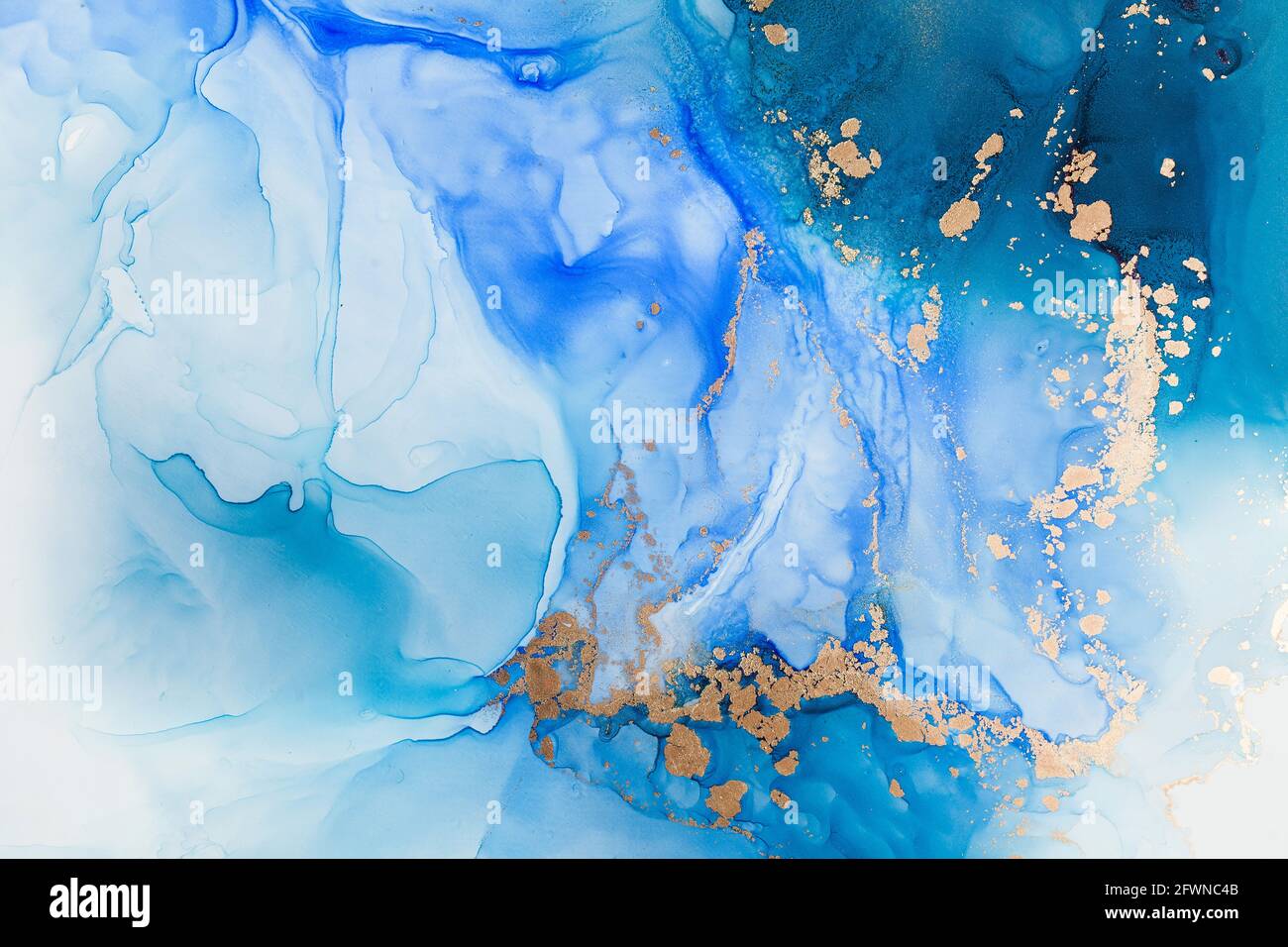 Fondo astratto blu con pigmenti d'oro. La tecnica dell'inchiostro alcolico. Pittura acquerello. Foto Stock