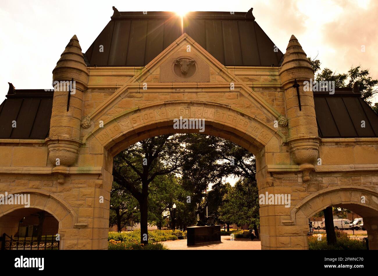 Chicago, Illinois, Stati Uniti. Il sole estivo inizia la sua discesa verso il tramonto oltre la porta Union Stockyards. Foto Stock