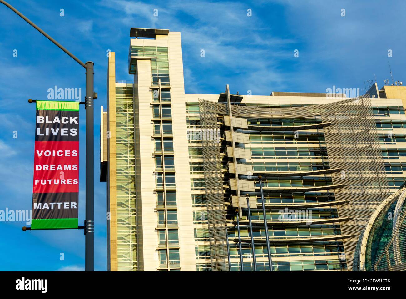 Esterno del Municipio di San Jose sotto il cielo blu. Black Lives Matter banner con frase voci. Sogni. Futures e visualizzare i colori della Pan African Fl Foto Stock