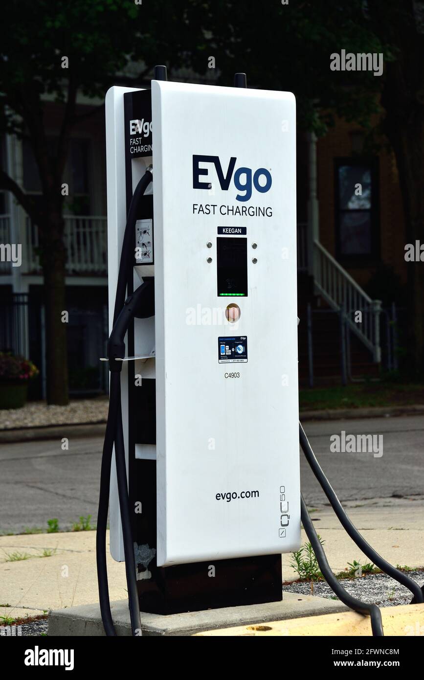 Chicago, Illinois, Stati Uniti. Una stazione di ricarica per auto elettriche in un parcheggio cittadino. Foto Stock