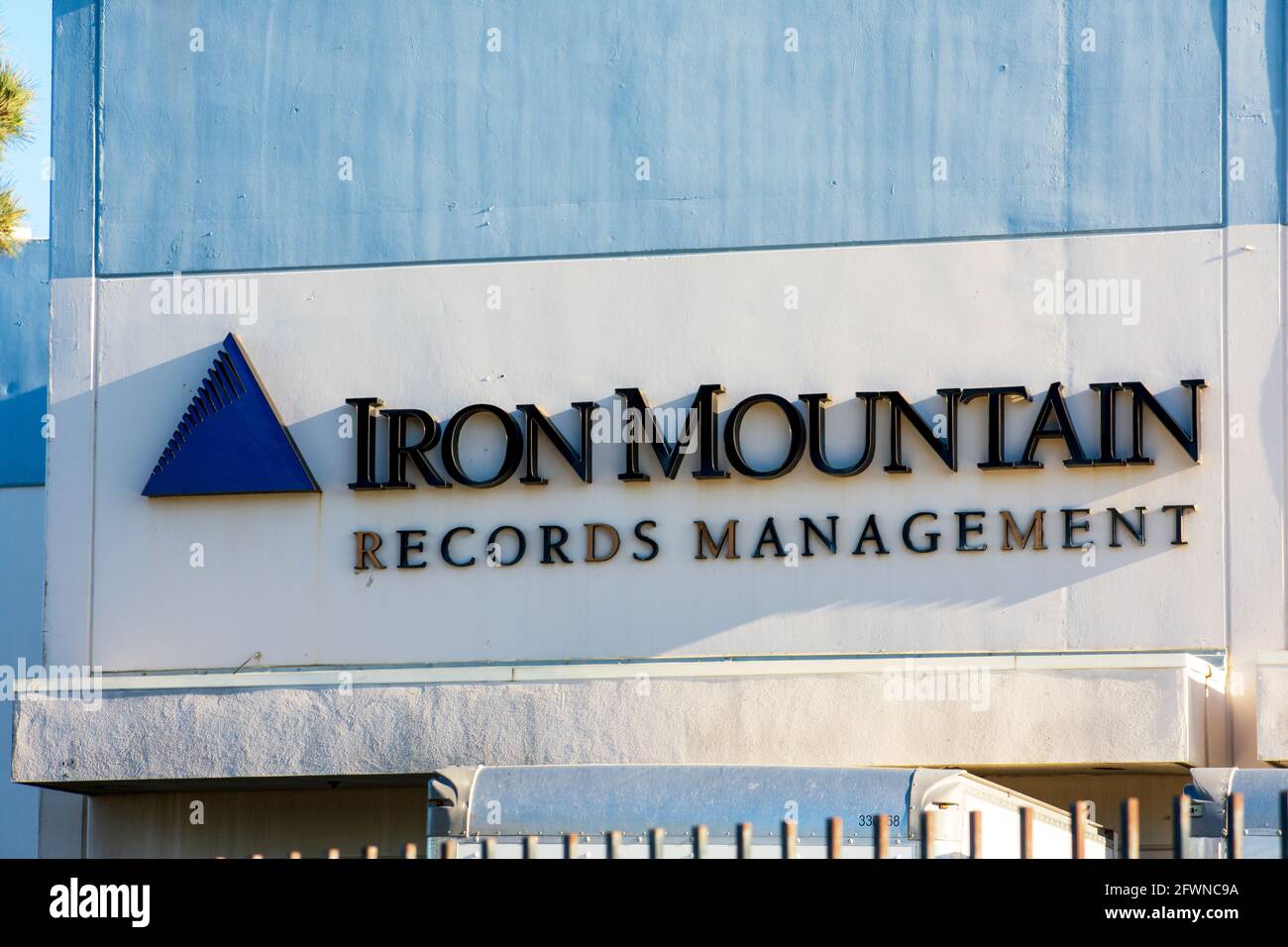 Iron Mountain firma, logo sulla facciata aziendale di record e società di gestione delle informazioni aziendali - San Jose, California, USA - 2020 Foto Stock
