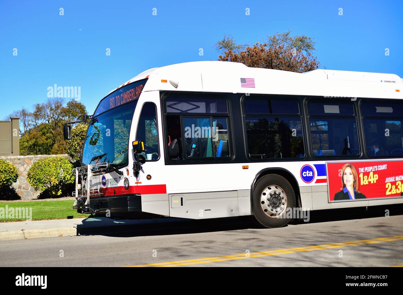 Chicago, Illinois, Stati Uniti. Uno dei numerosi autobus diesel puliti che hanno iniziato a potenziare la flotta CTA nel 2014. Foto Stock