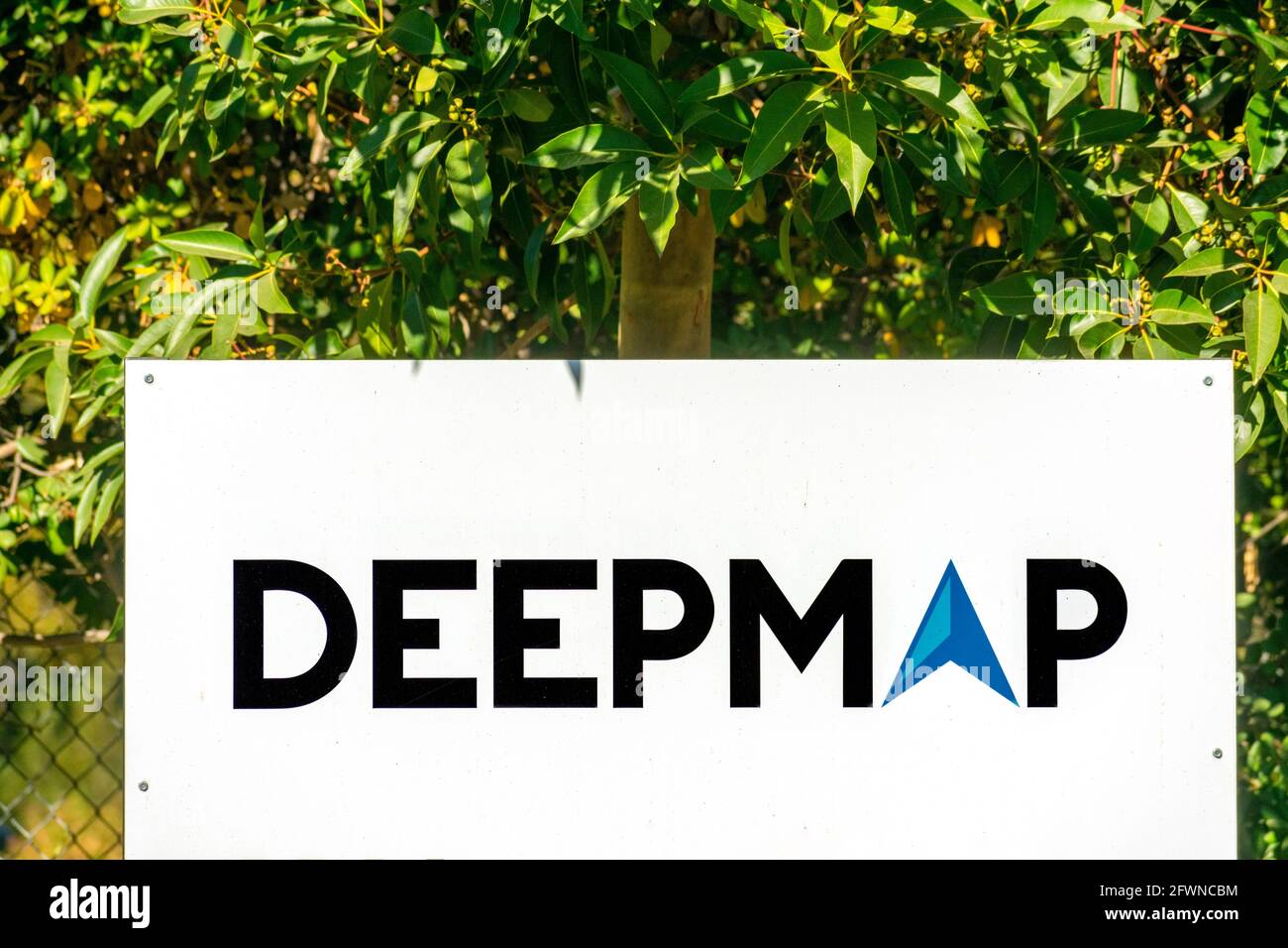 Segnale DeepMap presso la sede centrale. La società di software si concentra sullo sviluppo di mappe ad alta definizione per veicoli a guida autonoma - Palo Alto, California, USA - Foto Stock