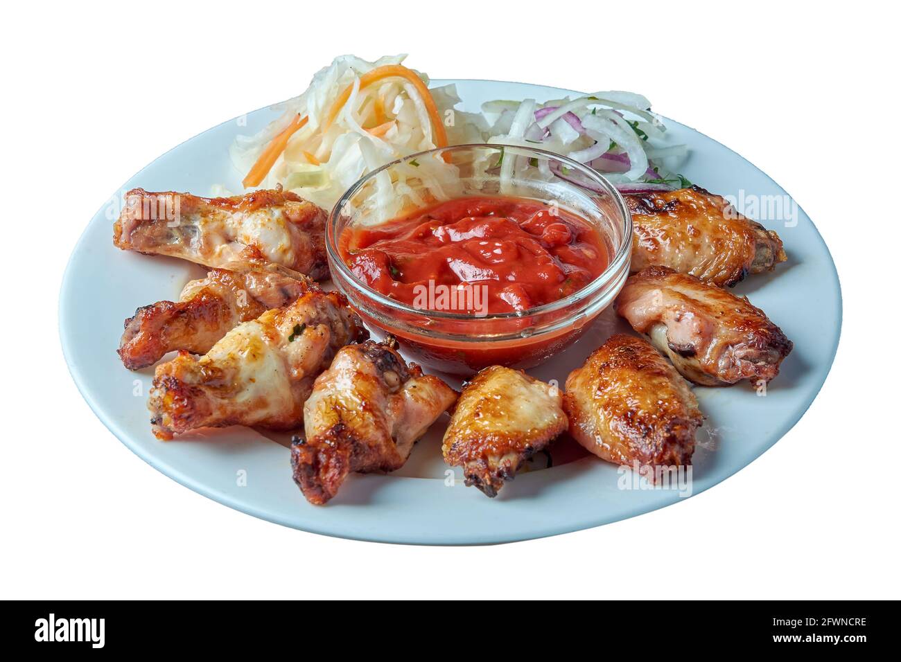 Ali di pollo kebab su piatto su sfondo isolato Foto Stock