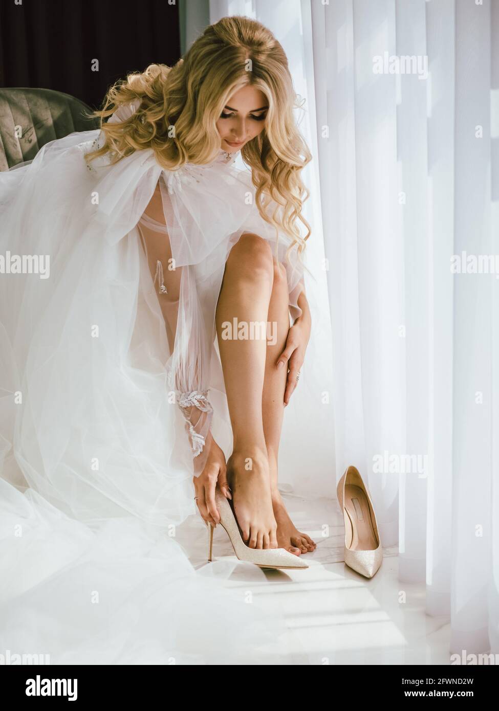 Irkutsk, Russia - 29 agosto 2019: Sposa in un abito da sposa provando su scarpe  casadei, editoriale illustrativo Foto stock - Alamy