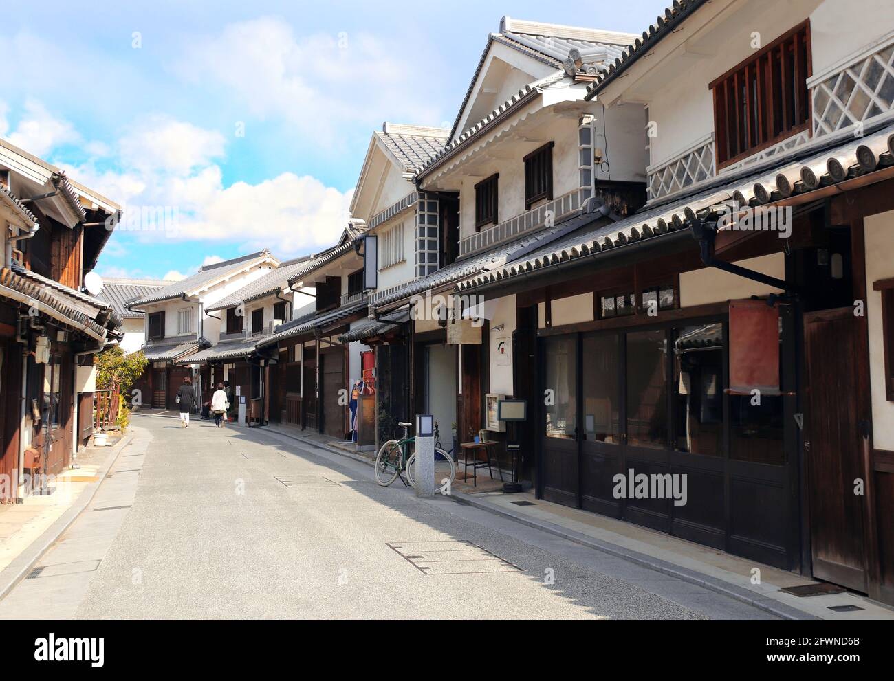 Via medievale con case tradizionali giapponesi e magazzini nel quartiere Bikan, Kurashiki city, Giappone Foto Stock