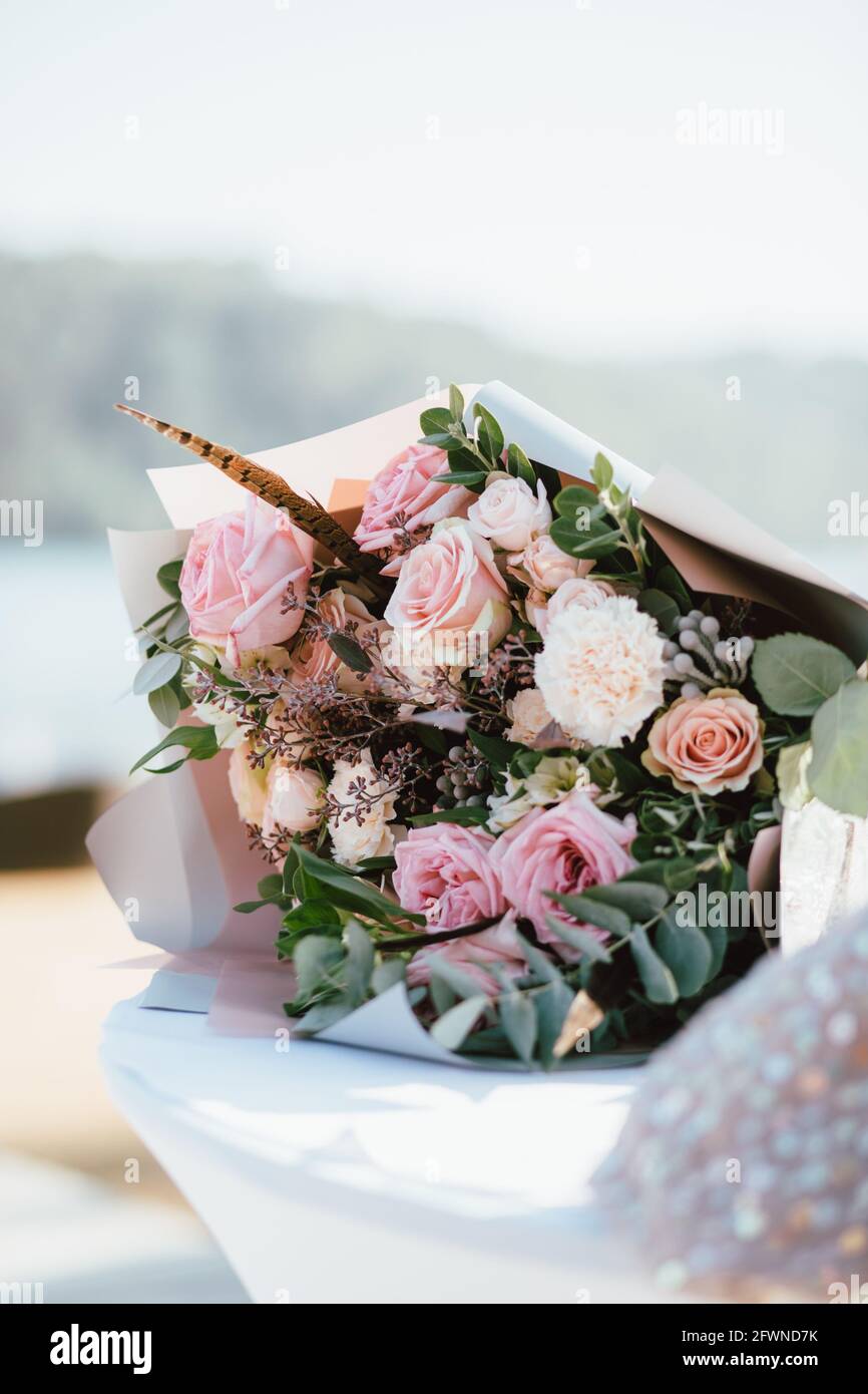 bouquet nuziale decorato con rose colorate. Foto Stock