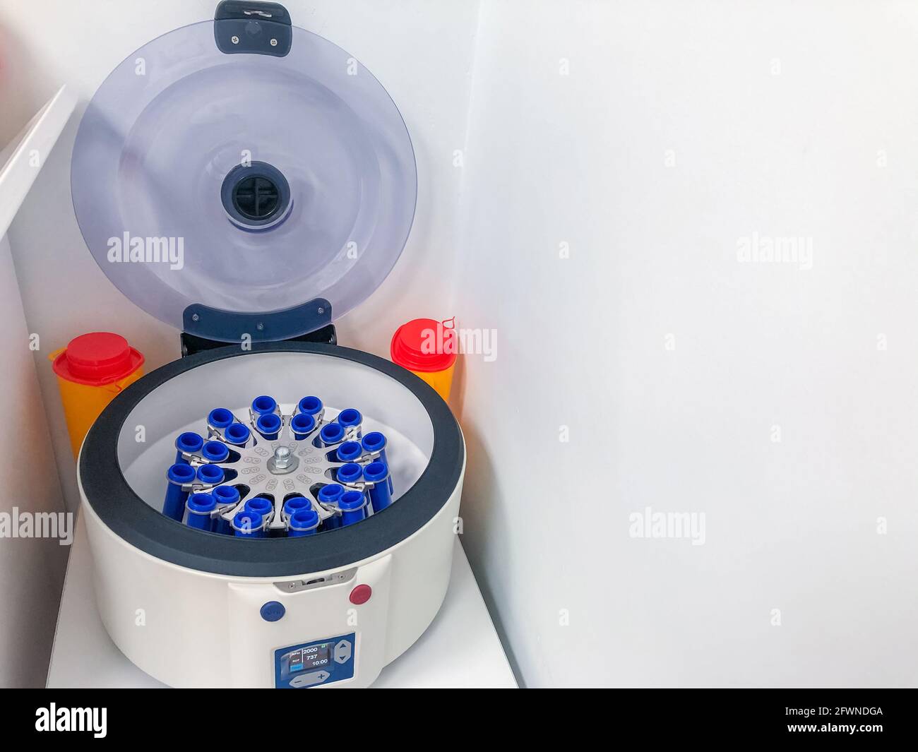 Centrifuga per plasma medicale in laboratorio, un dispositivo per miscelare il processo di separazione del plasma dal sangue Foto Stock