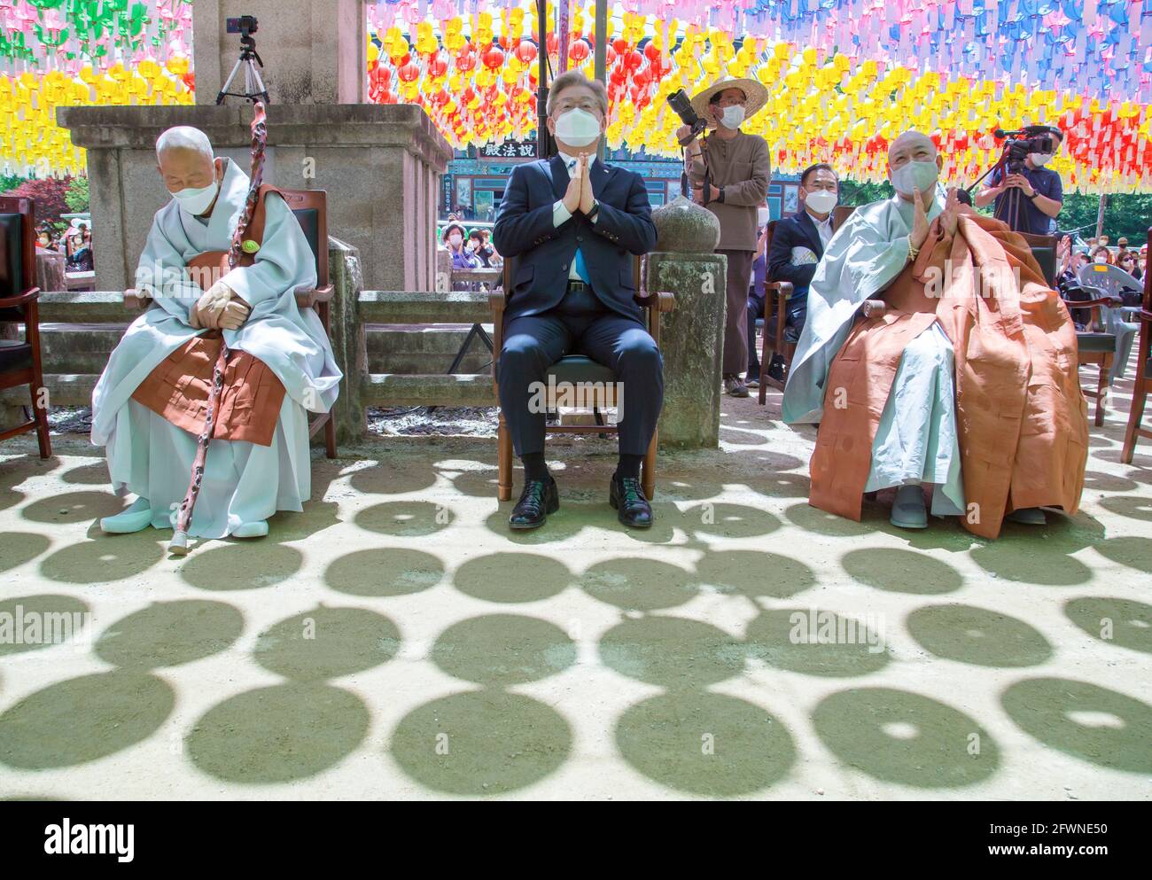 Lee Jae-Myung, 19 maggio 2021 : Lee Jae-Myung (C), Governatore di Gyeonggi della Corea del Sud, partecipa ad una cerimonia per celebrare il compleanno di Buddha al tempio di Bongseonsa a Namyangju, a circa 40 km (25 miglia) a nord-est di Seoul, Corea del Sud. Lee Jae-Myung è l'attuale leader tra i potenziali candidati presidenziali del Partito democratico al governo. Le prossime elezioni presidenziali della Corea del Sud sono in data 9 marzo 2022. Credit: Lee Jae-Won/AFLO/Alamy Live News Foto Stock