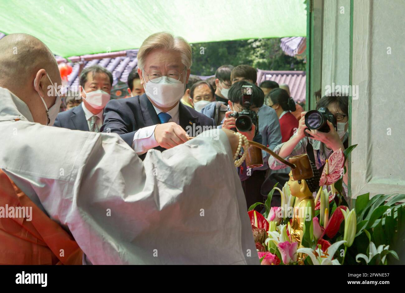 Lee Jae-Myung, 19 maggio 2021 : Lee Jae-Myung (C), Governatore di Gyeonggi della Corea del Sud, partecipa ad una cerimonia per celebrare il compleanno di Buddha al tempio di Bongseonsa a Namyangju, a circa 40 km (25 miglia) a nord-est di Seoul, Corea del Sud. Lee Jae-Myung è l'attuale leader tra i potenziali candidati presidenziali del Partito democratico al governo. Le prossime elezioni presidenziali della Corea del Sud sono in data 9 marzo 2022. Credit: Lee Jae-Won/AFLO/Alamy Live News Foto Stock