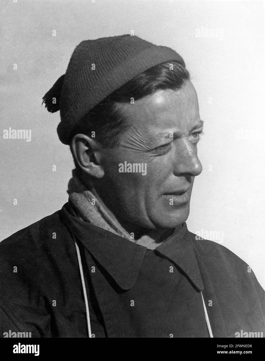 Direttore CHARLES FREND sul luogo di set Candid durante le riprese di John Mills come capitano Robert Falcon Scott R.N. in SCOTT DEL 1948 regista ANTARTICO CHARLES FREND sceneggiatura Walter Meade e Ivor Montagu dialogo aggiuntivo Mary Hayley Bell produttore Michael Balcon An Ealing Studios produzione / General Film Distributors (GFD) Foto Stock