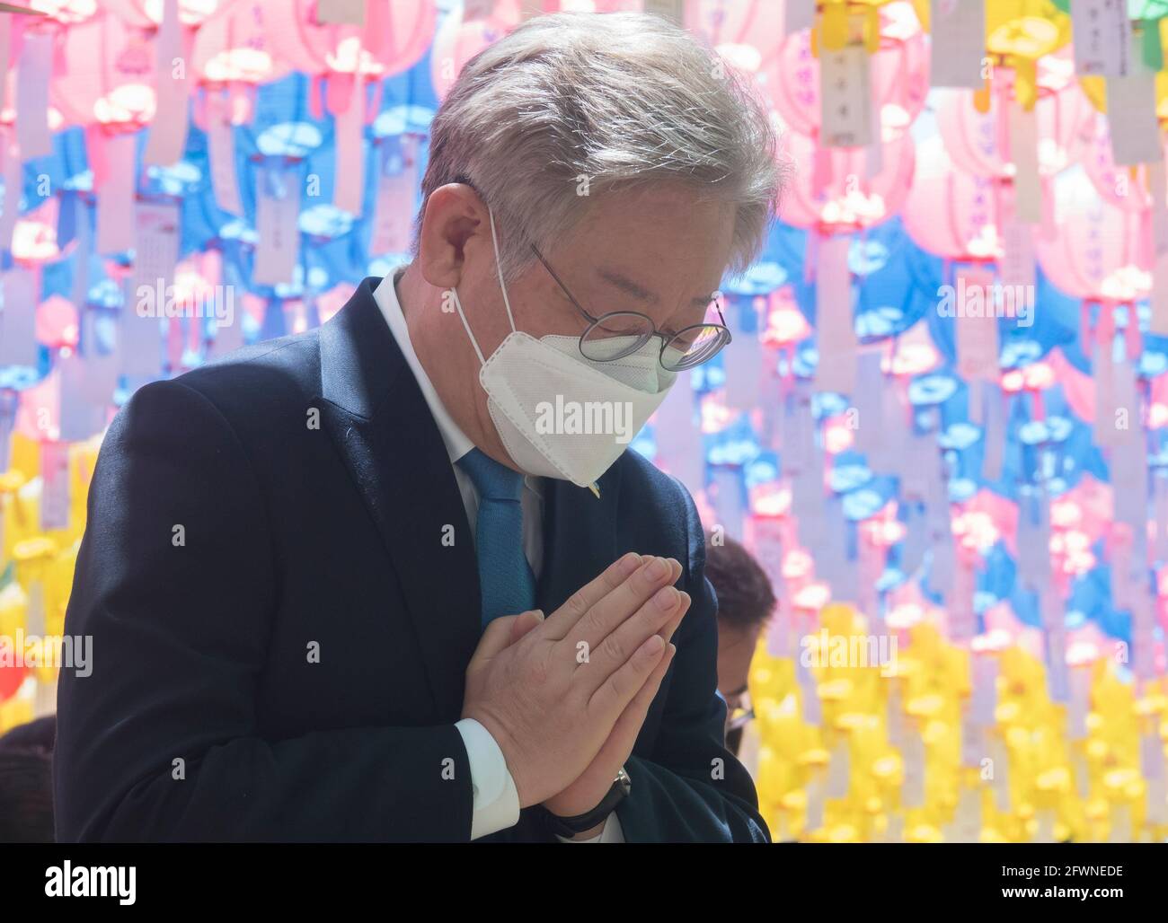 Lee Jae-Myung, 19 maggio 2021 : Lee Jae-Myung, Governatore di Gyeonggi della Corea del Sud, partecipa ad una cerimonia per celebrare il compleanno di Buddha al tempio di Bongseonsa a Namyangju, a circa 40 km (25 miglia) a nord-est di Seoul, Corea del Sud. Lee Jae-Myung è l'attuale leader tra i potenziali candidati presidenziali del Partito democratico al governo. Le prossime elezioni presidenziali della Corea del Sud sono in data 9 marzo 2022. Credit: Lee Jae-Won/AFLO/Alamy Live News Foto Stock