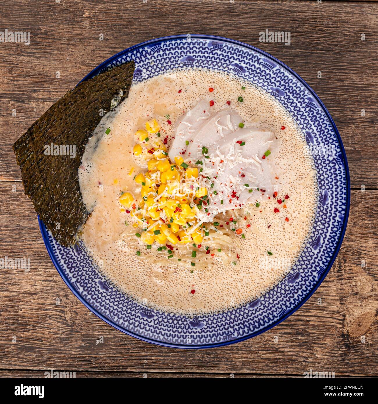 Ciotola di zuppa di noodle ramen al formaggio con mais Foto Stock