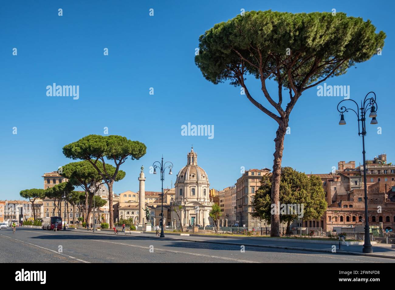La colonna di Traiano e la chiesa di Santa Maria di Loreto a Roma Foto Stock