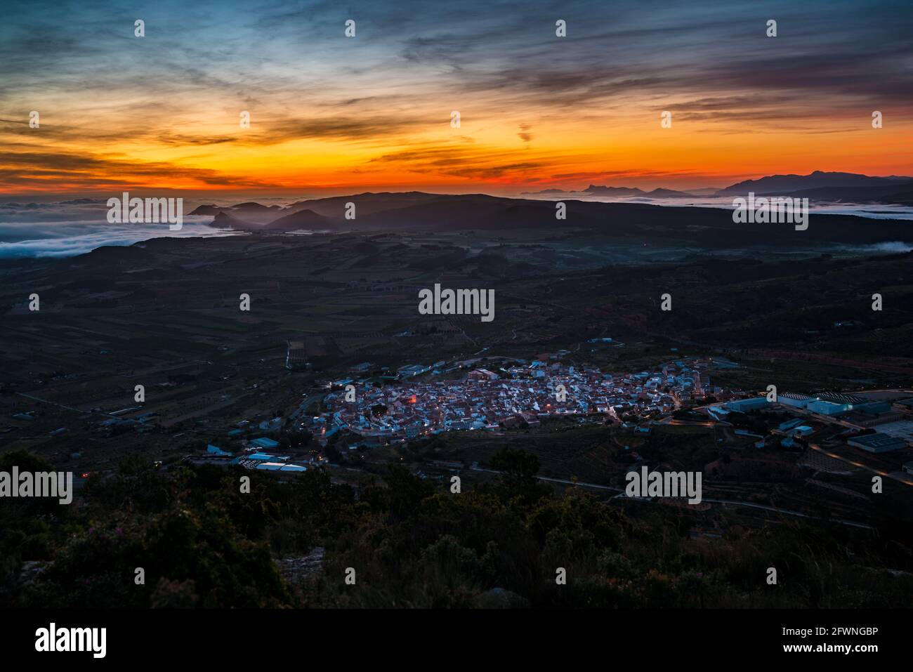 Paesaggio infangato all'alba. Vista elevata di la Font de la Figuera, Valencia, Spagna Foto Stock