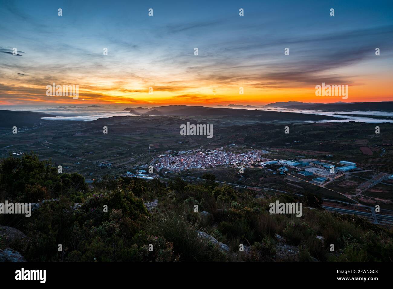 Paesaggio infangato all'alba. Vista elevata di la Font de la Figuera, Valencia, Spagna Foto Stock