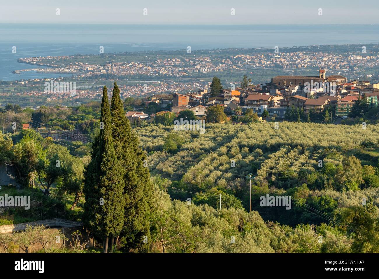 Bellissimo paesaggio siciliano con Piedimonte Etneo città, Italia Foto Stock