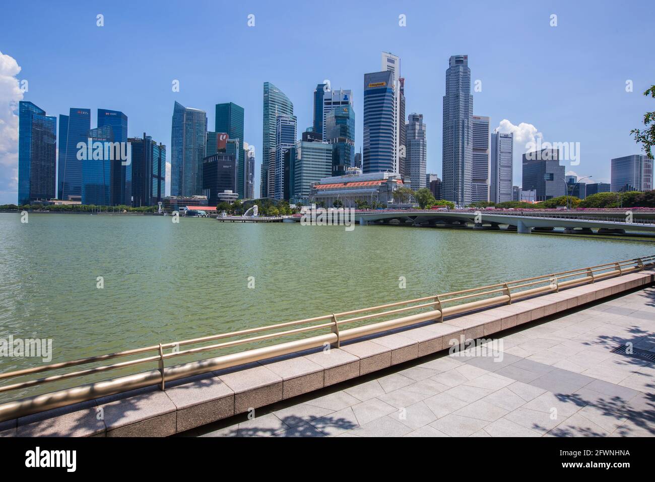 Covid-19 rallenta l'economia di tutto il mondo. Singapore è uno dei paesi che non è risparmiato. Foto Stock