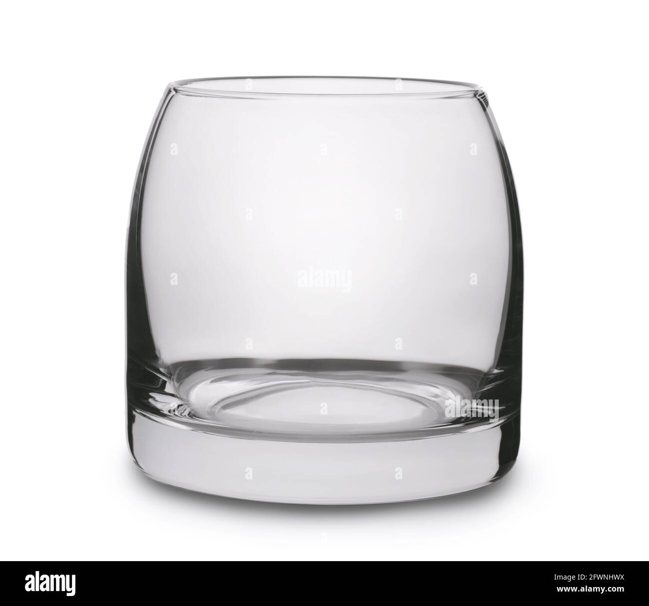 Vista frontale del bicchiere di whiskey vuoto isolato su bianco Foto Stock