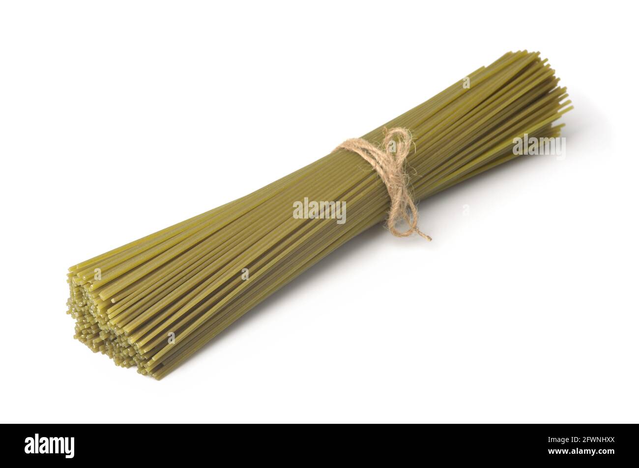 Mazzo di spaghetti di spinaci verdi non cotti isolati su bianco Foto Stock