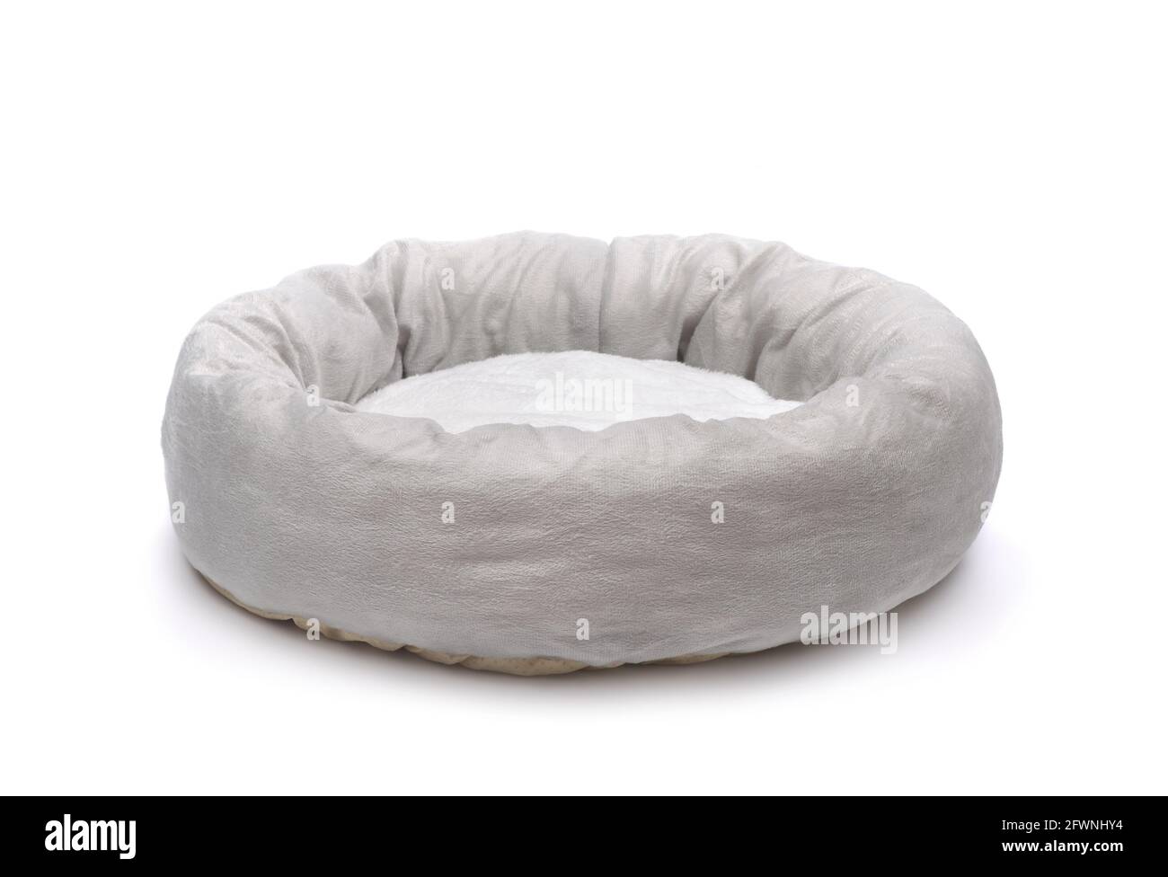 Morbido letto rotondo grigio per animali domestici isolato su bianco Foto Stock