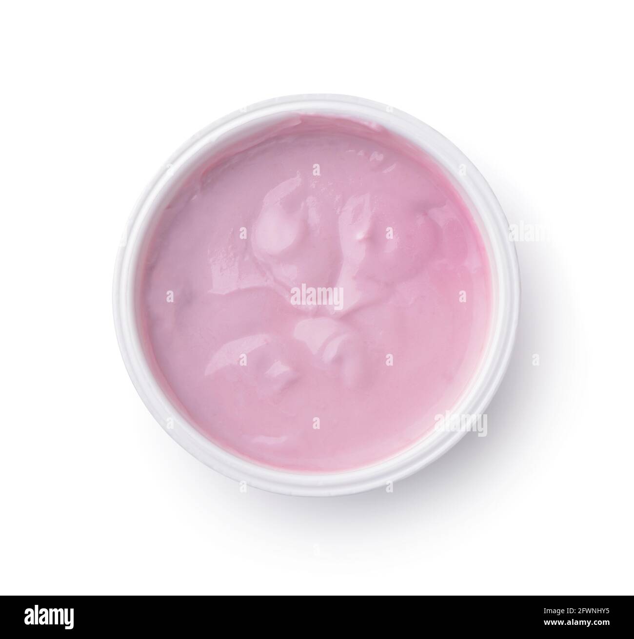 Vista dall'alto dello yogurt alla ciliegia in una tazza di plastica isolata bianco Foto Stock